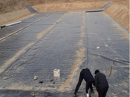 Case of split film yarn woven geotextile